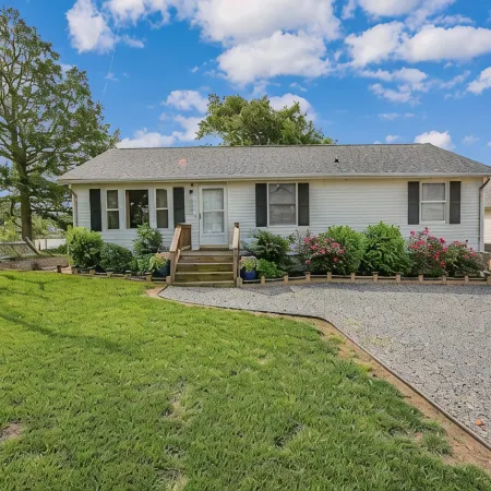 Picture Perfect Waterfront in town Sleeps 6 Expansive Outdoor dining area