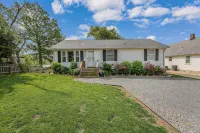 Picture Perfect  Waterfront in town  Sleeps 6  Expansive Outdoor dining area - 3-Star