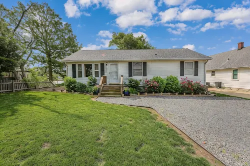 Picture Perfect  Waterfront in town  Sleeps 6  Expansive Outdoor dining area - 3-Star