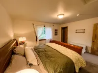 Cozy up in this private bungalow in the trees close to trailheads & shopping - 3-Star