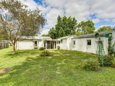 Great neighborhood! 3 bed 2 full bath close to shopping, restaurants, U of I