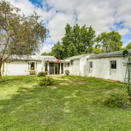Great neighborhood! 3 bed 2 full bath close to shopping, restaurants, U of I