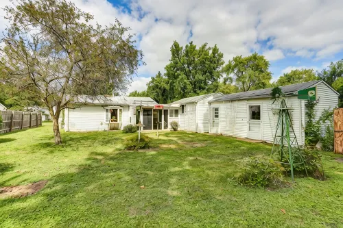 Great neighborhood!  3 bed 2 full bath close to shopping, restaurants, U of I - Bintang 3