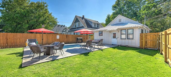 .2 mi to Downtown Rogers, Heated pool on Bike Trail, King Bed, Fire table Hotels in Rogers