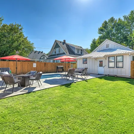.2 mi to Downtown Rogers, Heated pool on Bike Trail, King Bed, Fire table