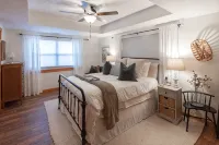 Stunning Views w/Firepit, 2/1 Cottage, Creek, Starlink, Ada + Pet Friendly - 4-Star