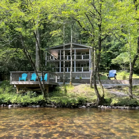 Blue Ridge Riverfront Cabin•2-Level Deck•Sleeps 8