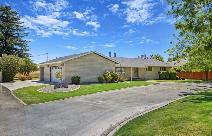 Newly Renovated, Modern Sleeps 21, Newly Added AC/Heating Units in Each Bedroom.