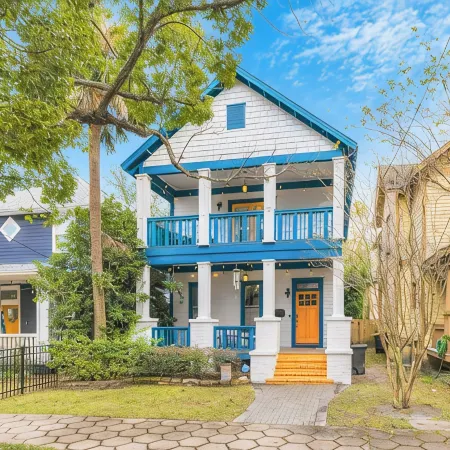 1537- Trend Setter, Entertain Your Heart Away, 1 Mile to Arenas, Pet Friendly