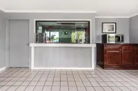 Super Inn by OYO Lansing MI - 3 ดาว