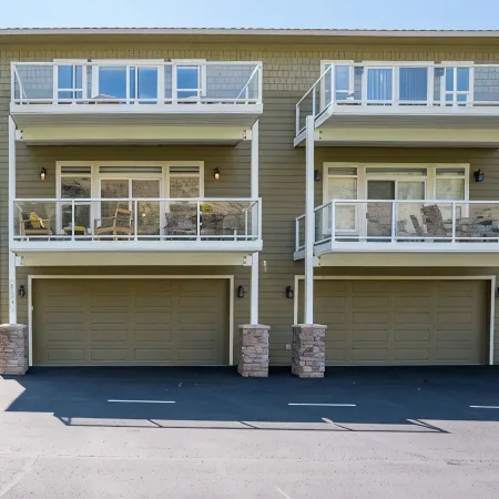 Beautifully Updated Crescent Bar Condo Free Golf
