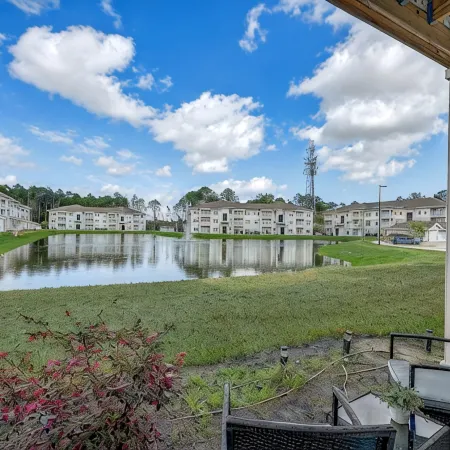 ⭐Stylish & Cozy⭐ 2BR/2BA w/King Bed, Pool & Gym Nr I295 & Downtown