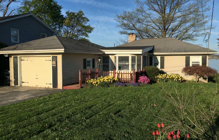75 Ft Of Private Lakefront!