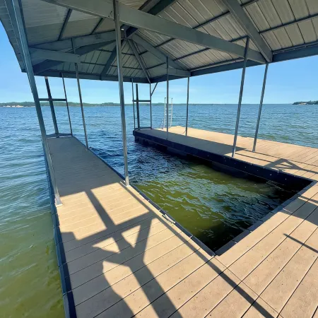 KY Lakeshore Retreat -Waterfront Views, Dock, Deck, Large Parking -NEW 2024