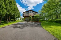 Walk to Beach, Spacious Backyard - Chalets