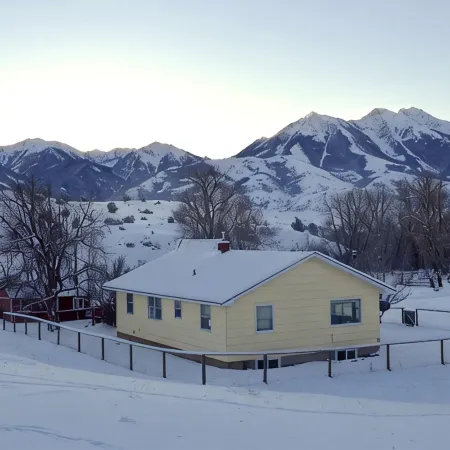 Spacious Farm House on the working historic Story Ranch, private river access Hotels in Emigrant