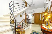 Lantern Guest House - parking