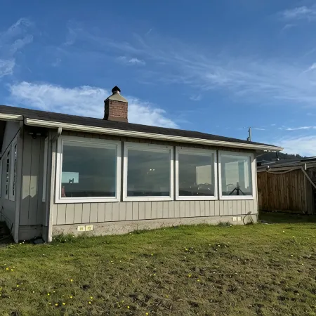 NEW LISTING! Fantasea! Enjoy dramatic crashing waves, fireplace, dog friendly!