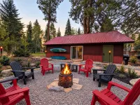 Nine Pines Outpost: Pet Friendly, Hot Tub, Game Room, w/ Private Treetop Escape. - Balkon