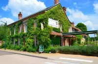 Auberge La Croix Blanche Hôtels à : Combreux