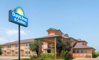 Days Inn & Suites by Wyndham Wichita