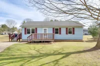 Blue Heron Cottage with Game Room, Deck and Hot Tub! 로건 호텔