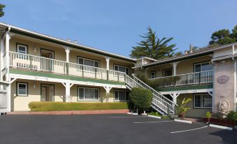 Carmel Inn & Suites