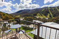 The Denman Hotel in Thredbo - con vista montagne