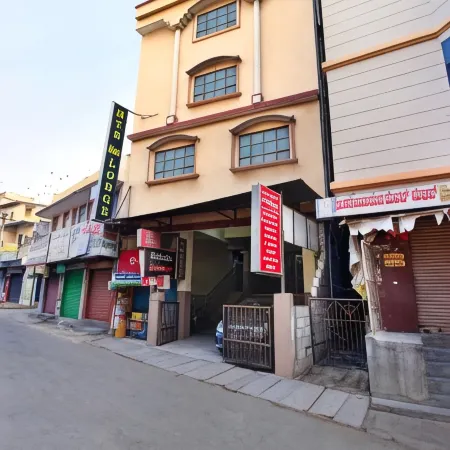 Mannars Deluxe Lodge