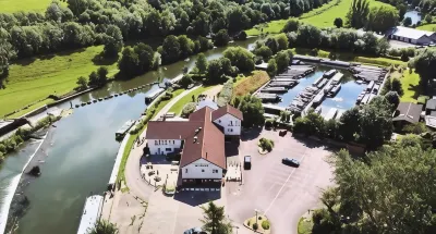 The Riverside Inn Hotels near Avon Riverside Station (Avon Valley Railway)