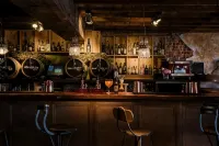 Le Petit Chateau & William de Percy - bar