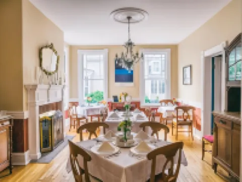 Hummingbird Inn Hotels in Easton