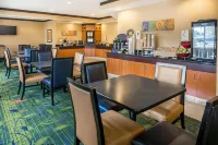 Fairfield Inn & Suites Canton فنادق في Plain Township