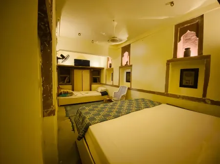 Pushp Guest House Отели рядом с достопримечательностью «Ghanta Ghar Jodhpur»