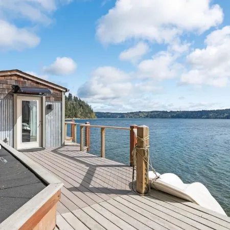 Waterfront Studio Apartment. Perfect for work or play.