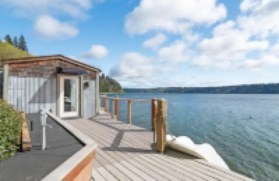 Waterfront Studio Apartment. Perfect for work or play.