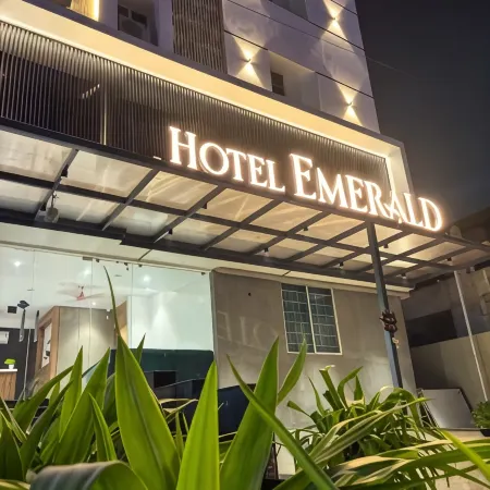 hotel emerald Отели рядом с достопримечательностью «Район Даба-Гарденс»
