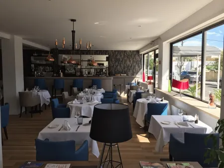 Le Galion Hotel et Restaurant Canet Plage - Logis Отели рядом с достопримечательностью «Le Bleu 'N' Blue»