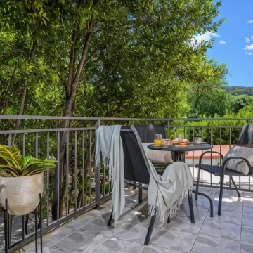 Yellow House with Private Parking