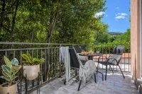 Yellow House with Private Parking Hotel a Kastel Sucurac