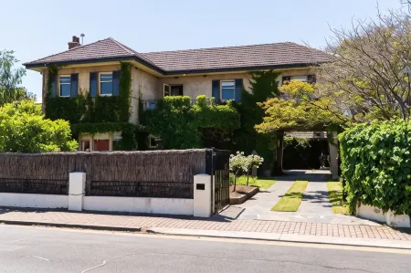 Beautiful 2 Story Manor Close to Beach and All