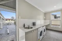 Aloha Central Luxury Accommodation - parking