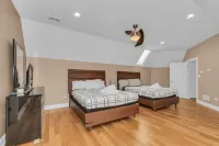 Mokena Manor: Luxury Living - Your Elite Escape!