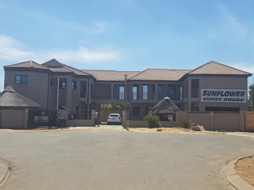 Sunflower Guesthouse & Spa فنادق في Vanderbijlpark