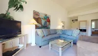 Scenic Golf Course Views and Resort Amenities - Luxurious Tropical Haven