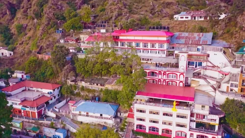 Calux Hill Queen at Mall Road with Parking - Formerly Amara