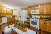 Fenced Backyard with Fire Pit and Dining Area - Cozy Family Haven Hotels in Michigan City