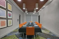 Holiday Inn Express & Suites Milwaukee - Brookfield Hotels in Brookfield