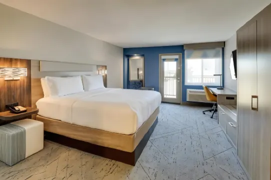 Holiday Inn Express & Suites BRANSON 76 CENTRAL by IHG