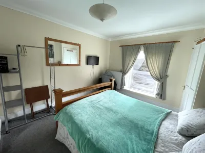 Bryncoch Hotels near Carreg Dwfn